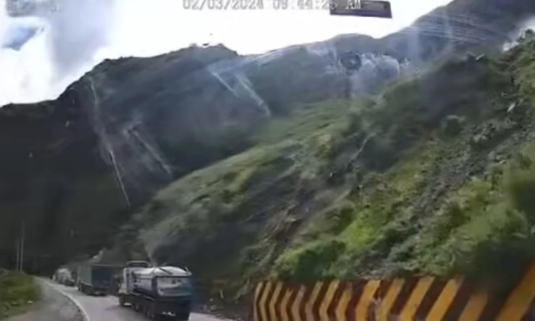 Περού: Τρομακτικό βίντεο - Κατολίσθηση με τεράστιους βράχους συνέθλιψε ένα φορτηγό (video)