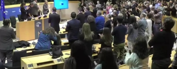 Τέμπη: Χειροκρότησαν όρθιοι τη Μαρία Καρυστιανού στο Ευρωκοινοβούλιο (VIDEO)