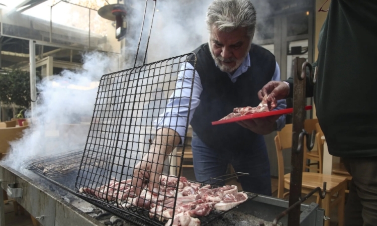 Τι είναι η Τσικνοπέμπτη και τι συμβολίζει;
